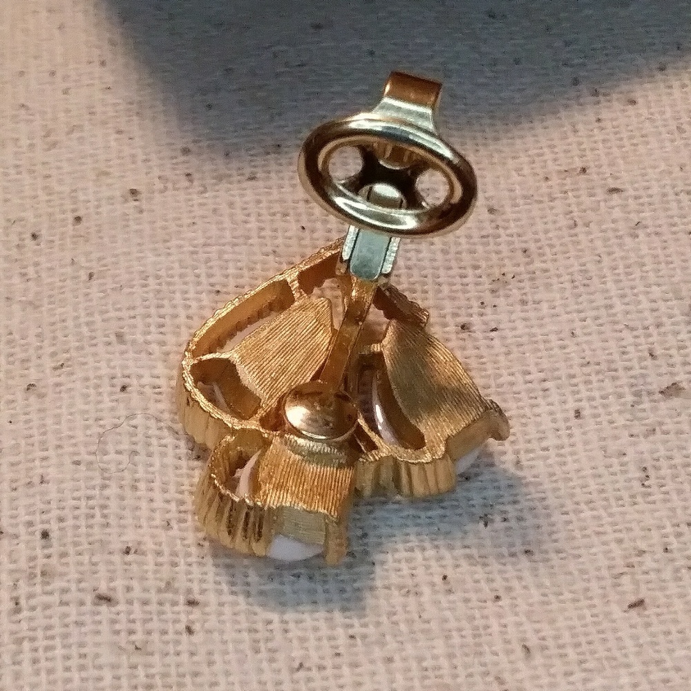 Trifari Gold Milk Teardrop Clip on Earrings Midcentury Vintage - Picture 5 of 7